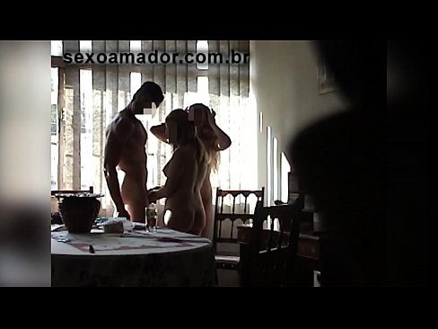 ❤️ Sex-Freunde laden einen riesigen Mann und einen Dreier mit ihm ein Fucking bei porn de.port-amurasso.ru ️❤